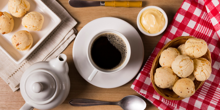 Des viennoiseries pour le petit déjeuner avec un accompagnementcafé
