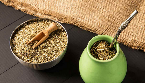 Du yerba maté dans une gourde avec bombilla