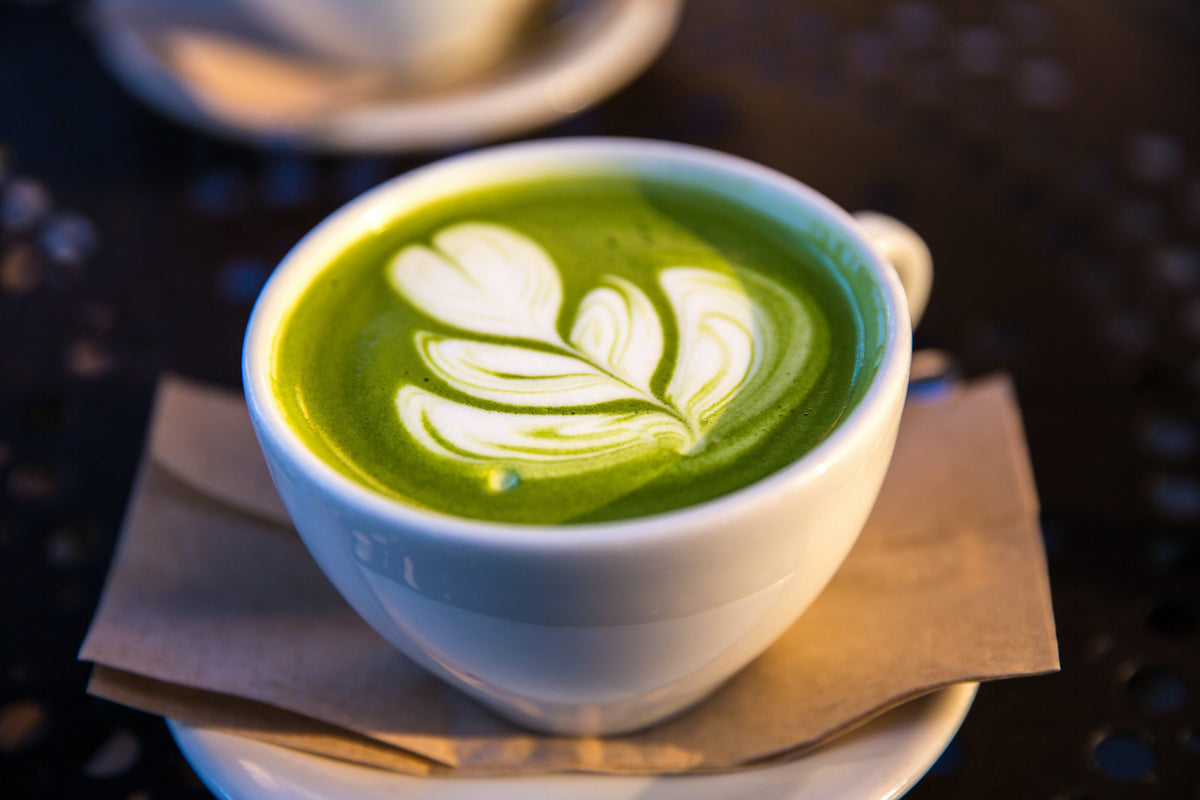 Un bol de matcha latte