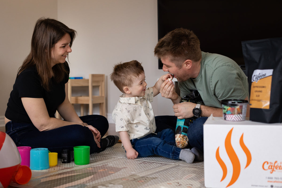 Un papa qui reçoit une boite cadeau Ma Caféine par sa femme et ses enfants