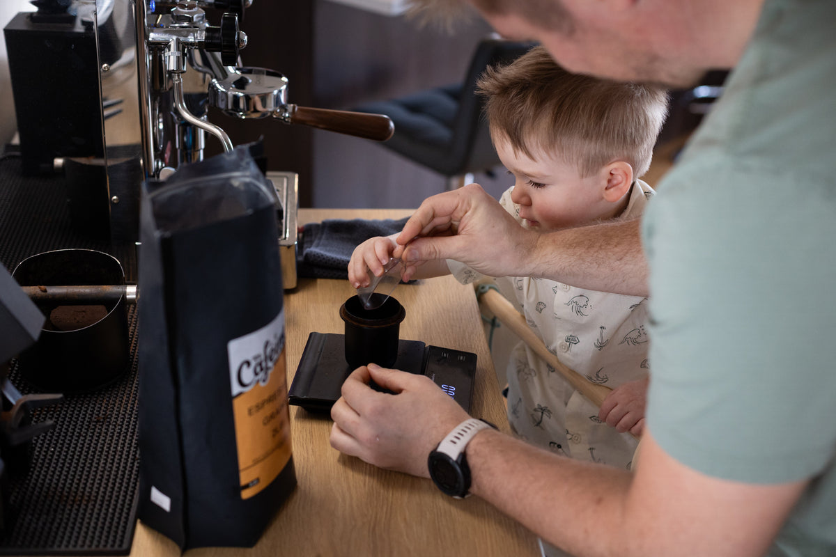 Famille préparant un café à la maison
