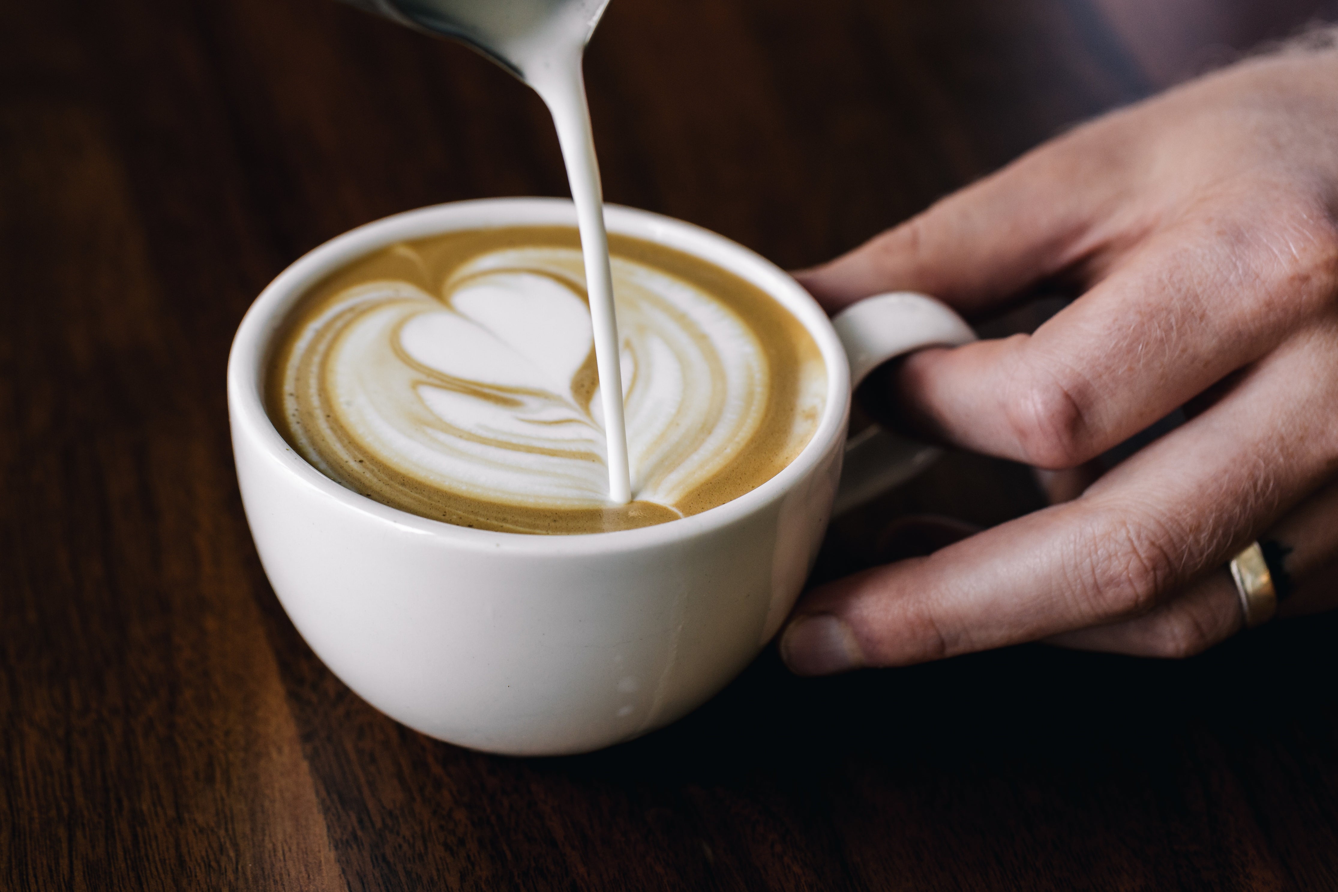 coeur en latte art dans un cappuccino