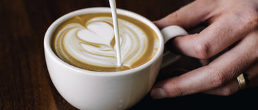 coeur en latte art dans un cappuccino