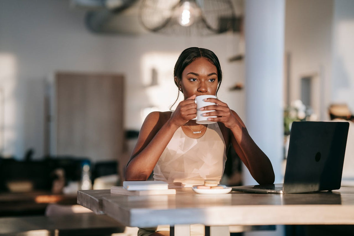 Jeune femme dégustant un bon café