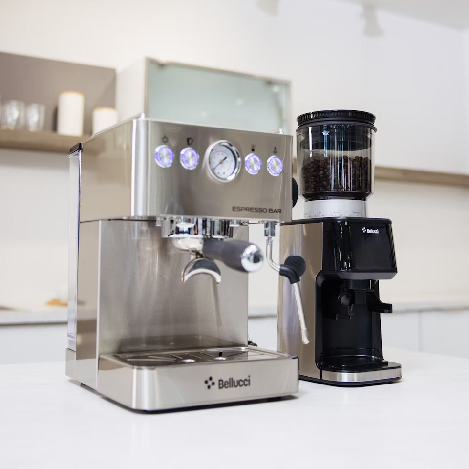 Bellucci Espresso Bar et moulin Casa sur le comptoir de la cuisine