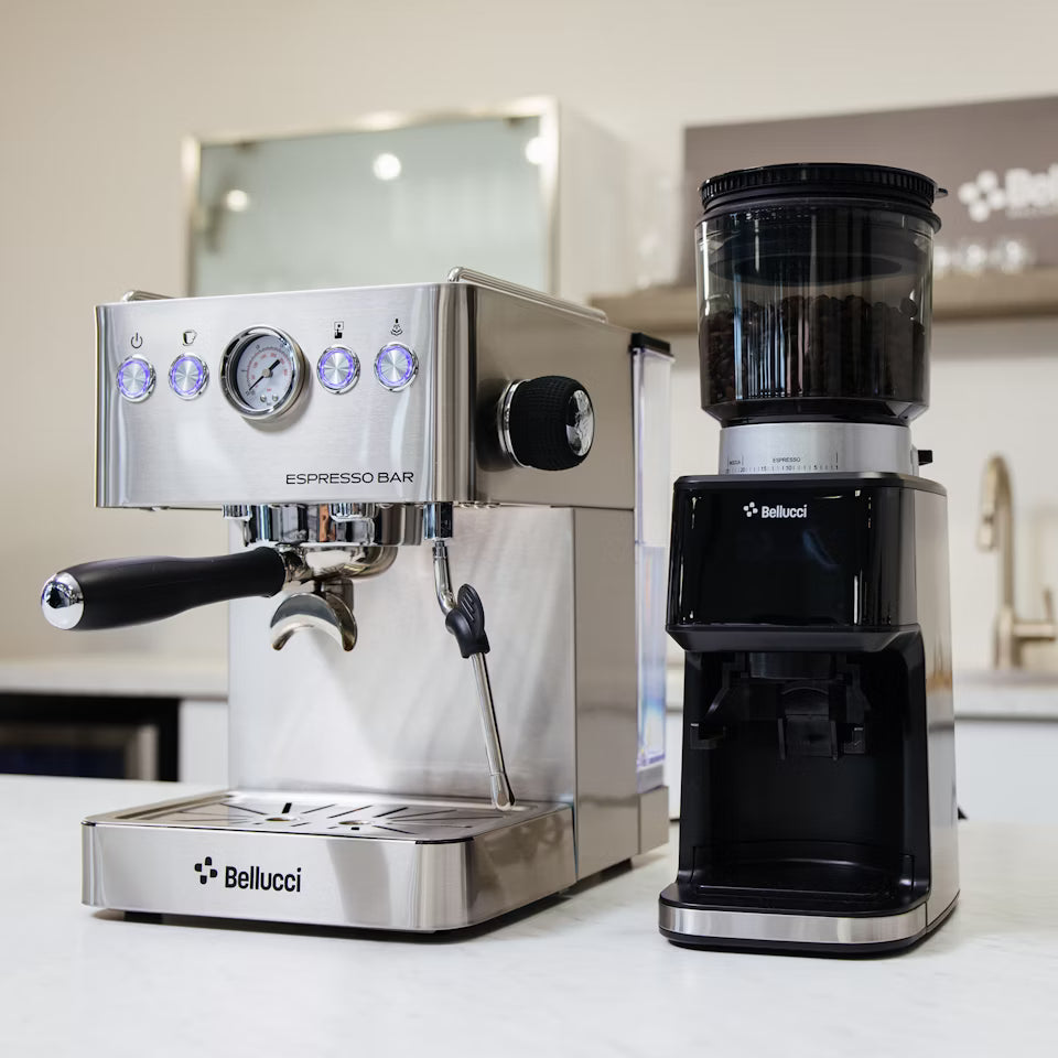 Bellucci Espresso Bar et moulin Casa sur le comptoir de la cuisine