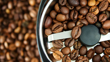 Vue du dessus d'un moulin à café remplis de grains