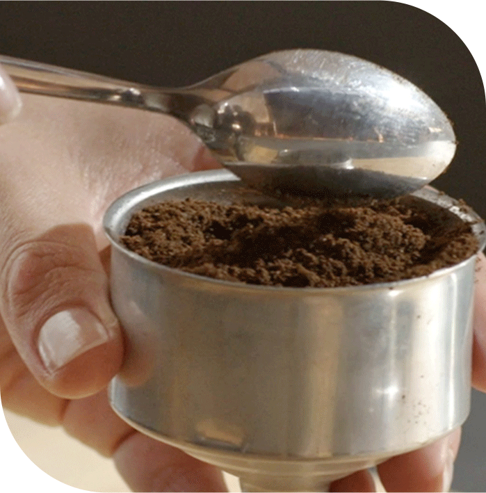 remplir le réceptacle de café moulu