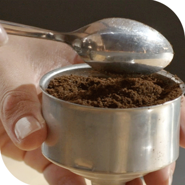 remplir le réceptacle de café moulu